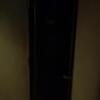 HOTEL LUPINUS（ルピナス）(大和市/ラブホテル)の写真『305号室、部屋のﾄﾞｱ、真っ暗です。(21,10)』by キジ