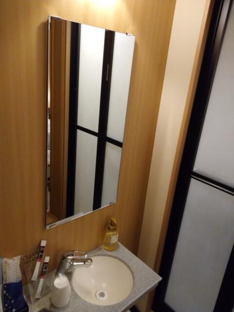 HOTEL 風々(ふふ)(新宿区/ラブホテル)の写真『203号室（洗面台はトイレと仕切りなし）』by 格付屋