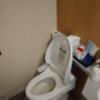 HOTEL 風々(ふふ)(新宿区/ラブホテル)の写真『203号室（トイレ。洗面台と同室。ウォシュレットはTOTO製）』by 格付屋