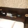 池袋セントラルホテル(豊島区/ラブホテル)の写真『708号室　シンプルなベッドサイド』by 市