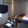 HOTEL M.（エムドット）(嬉野市/ラブホテル)の写真『HOTEL M.101号室、ベッド・ソファ・TVの状況』by 猫饅頭