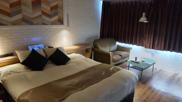 HOTEL La SaiSon（ラ・セゾン）(高崎市/ラブホテル)の写真『302号室、カーテンから漏れる明かりが開放的でエロさを感じました。』by こばじゃ