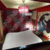 ホテル 王将(大阪市/ラブホテル)の写真『ホテル 王将 502号室  ベッド周辺と春画のような壁紙』by 若王子ミキオ