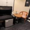 池袋グランドホテル(豊島区/ラブホテル)の写真『802号室、机、椅子、テレビ』by 爽やかエロリーマン