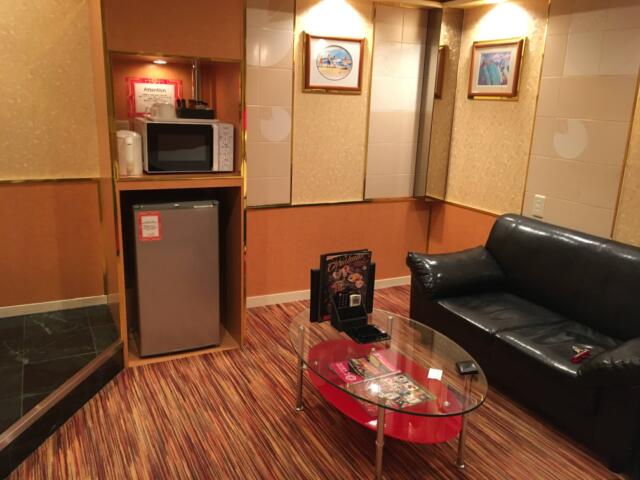 ホテルSAVOY(台東区/ラブホテル)の写真『407号室ソファ・冷蔵後・レンジ』by まきすけ