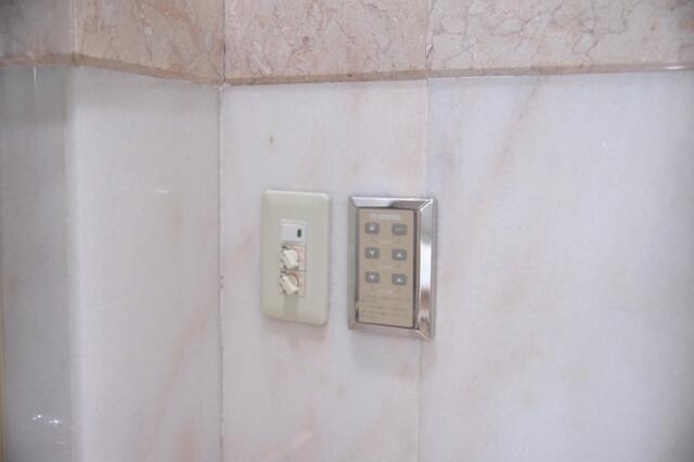 FAVEUR（ファブール）(渋谷区/ラブホテル)の写真『503号室　何故か外にある浴室テレビのスイッチ』by マーケンワン
