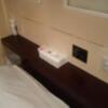 ヒルズホテル五反田(品川区/ラブホテル)の写真『605号室　ベッドサイドはかなりシンプル』by 市