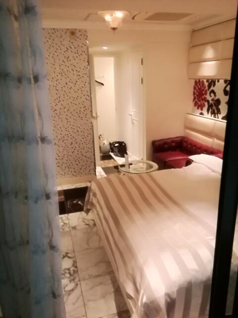 HOTEL VICTORIA RESORT(茅ヶ崎市/ラブホテル)の写真『205号室、ろてから見た室内です。(21,10)』by キジ