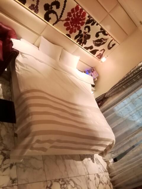 HOTEL VICTORIA RESORT(茅ヶ崎市/ラブホテル)の写真『205号室、ベッドです。(21,10)』by キジ