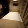 ホテル 小山 (KOYAMA）(新宿区/ラブホテル)の写真『205号室 室内全景 ベッドはしっかりとしています。』by angler