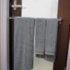 HOTEL SHERWOOD（シャーウッド）(台東区/ラブホテル)の写真『706号室　ユニットバス入口のドアに掛かった質の良いタオル類』by マーケンワン