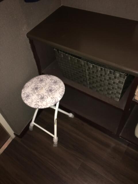 HOTEL グランフォート(新宿区/ラブホテル)の写真『205号室　イス等』by ちげ