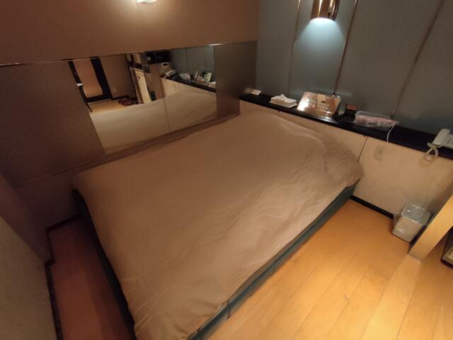 ホテルLALA33(豊島区/ラブホテル)の写真『215号室　ベッド周辺』by ゆかるん