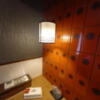 ペリカン(渋谷区/ラブホテル)の写真『201号室 ベッドサイドの照明』by angler