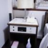 甲隆閣(新宿区/ラブホテル)の写真『305号室　サイドテーブルと照明』by マーケンワン