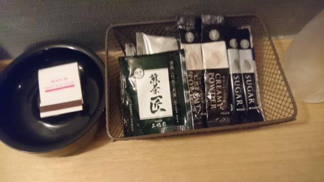 ホテル中山(新宿区/ラブホテル)の写真『301号室（飲み物備品・コーヒー２・お茶２）』by 格付屋