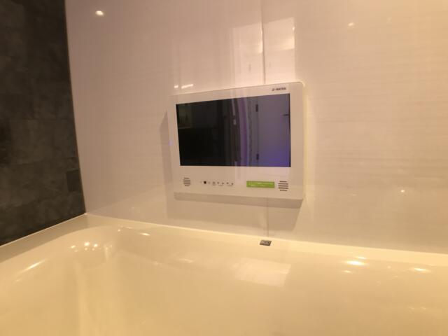 HOTEL AMAN(アマン)(浜松市/ラブホテル)の写真『203号室　浴室テレビ』by ま〜も〜る〜