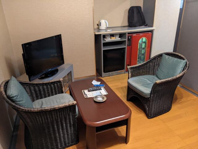 ドルフィン(新宿区/ラブホテル)の写真『203号室、テレビ、机、ソファ』by 爽やかエロリーマン