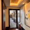 Petit Bali(プティバリ) 東新宿(新宿区/ラブホテル)の写真『4階　廊下　離れに続くかのような扉』by INA69
