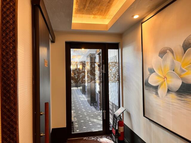 Petit Bali(プティバリ) 東新宿(新宿区/ラブホテル)の写真『4階　廊下　離れに続くかのような扉』by INA69