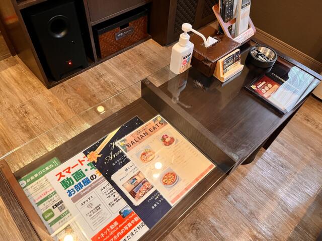 Petit Bali(プティバリ) 東新宿(新宿区/ラブホテル)の写真『452号室　テーブルとリモコン、アルコール消毒液』by INA69