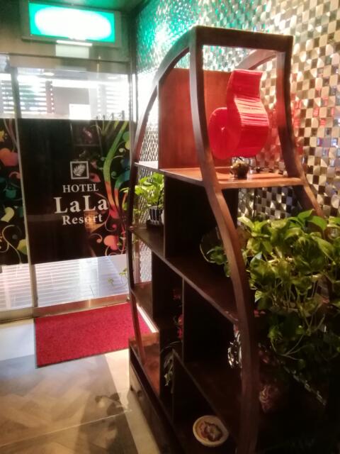 HOTEL LaLa Resort(台東区/ラブホテル)の写真『ﾎﾃﾙ入口とｵﾌﾞｼﾞｪです。(21,11)』by キジ
