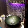 ホテルAVYSS(アビス)(新宿区/ラブホテル)の写真『901号室洗面台。鏡の周囲から妖しい光を放つ』by 春風拳
