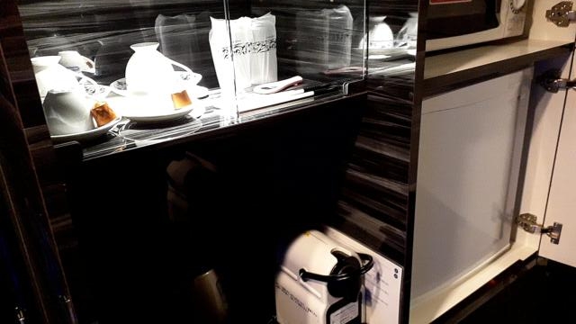 ホテルAVYSS(アビス)(新宿区/ラブホテル)の写真『901号室茶器と持ち込み用冷蔵庫。電子レンジにラップもあり』by 春風拳