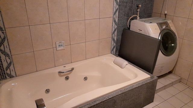 ホテルAVYSS(アビス)(新宿区/ラブホテル)の写真『901号室屋内浴室。ドラム式洗濯機もあり』by 春風拳