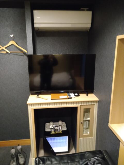 HOTEL 風々(ふふ)(新宿区/ラブホテル)の写真『213号室 ソファー横、部屋入ってすぐにエアコン、テレビ、持ち込み用の冷蔵庫』by なめろう