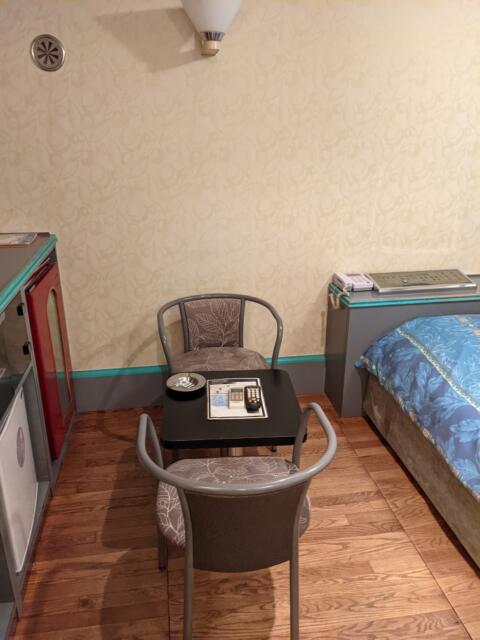 ドルフィン(新宿区/ラブホテル)の写真『306号室(テーブル＆椅子)』by マーシ