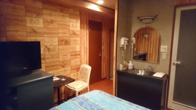 ドルフィン(新宿区/ラブホテル)の写真『103号室（部屋奥から入口方向）』by 格付屋