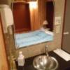 ドルフィン(新宿区/ラブホテル)の写真『103号室（洗面台はベッドの隣）』by 格付屋