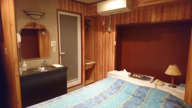 ドルフィン(新宿区/ラブホテル)の写真『103号室（入口横から部屋奥方向）』by 格付屋