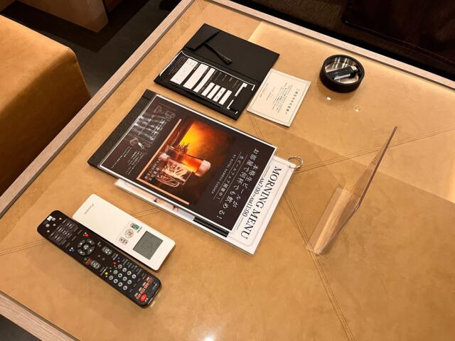 BAMBOO GARDEN(墨田区/ラブホテル)の写真『506号室　テーブル上のリモコン、灰皿、各種パンフレット』by INA69