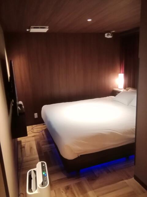 555MOTEL GOTEMBA(御殿場市/ラブホテル)の写真『29号室、ベッドルームです。(21,11)』by キジ