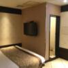 HOTEL Villa Senmei(ヴィラ センメイ）(大田区/ラブホテル)の写真『306号室 ソファから見た室内』by ACB48