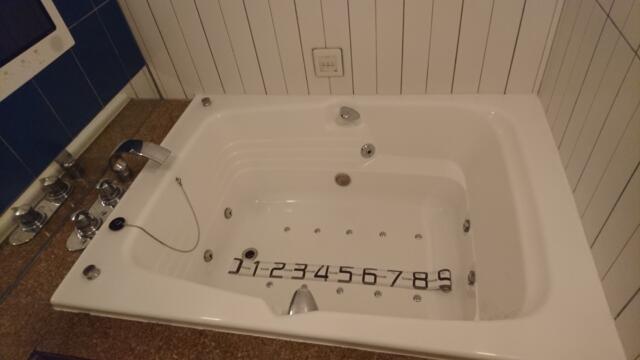 GRAND CHARIOT(グランシャリオ)(新宿区/ラブホテル)の写真『303号室（浴槽幅90㎝（ペットボトル4.5本分）ジャグジーバスTVあり）』by 格付屋