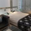 DESIGN HOTEL NOX(ノクス)(品川区/ラブホテル)の写真『406号室のベッドとソファー部屋は明るめの照明です』by ヒロくん!