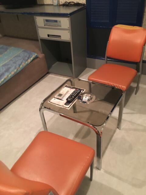 ドルフィン(新宿区/ラブホテル)の写真『407号室　テーブルと椅子』by ちげ