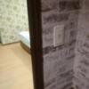 ホテルマーブル(品川区/ラブホテル)の写真『玄関から室内を見たところ（壁のスイッチが照明）』by 市