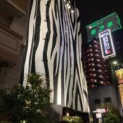 HOTEL BENI東三国(大阪市/ラブホテル)の写真『夜の外観』by まさおJリーグカレーよ