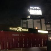 HOTEL Raffine（ラフィネ）(豊中市/ラブホテル)の写真『夜の外観』by まさおJリーグカレーよ