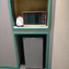 HOTEL SUN SILK（サンシルク）(高崎市/ラブホテル)の写真『208号室 室内への扉を開けると目の前に電子レンジと持ち込み用の冷蔵庫。』by なめろう