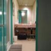 HOTEL SUN SILK（サンシルク）(高崎市/ラブホテル)の写真『208号室 洗面所。左手がバスルーム。奥にある扉は鏡に映った洗面所の入口。』by なめろう