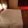 シーズ五反田(品川区/ラブホテル)の写真『407号室 ベッド全景(広さ十分。大きな身体でも余裕余裕)』by 舐めたろう