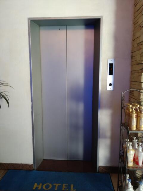 ホテル MOBILIA(モビリア)(鶴ヶ島市/ラブホテル)の写真『１階エレベーター前』by なめろう