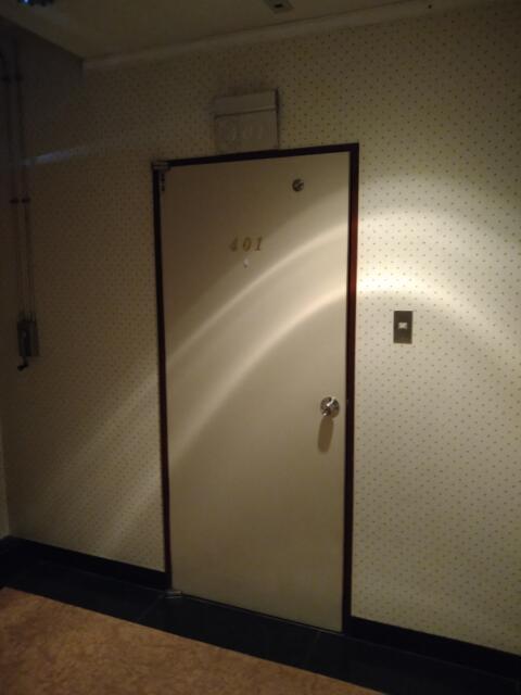 ホテル MOBILIA(モビリア)(鶴ヶ島市/ラブホテル)の写真『401号室 部屋前。チャイムあり』by なめろう