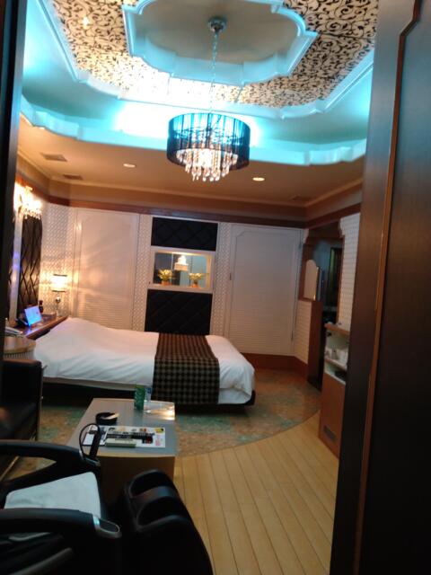 ホテル MOBILIA(モビリア)(鶴ヶ島市/ラブホテル)の写真『401号室 室内への扉を開けてすぐの景色。』by なめろう