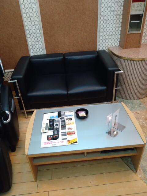 ホテル MOBILIA(モビリア)(鶴ヶ島市/ラブホテル)の写真『401号室 ソファーとテーブル。こちらはクンニ向き。』by なめろう